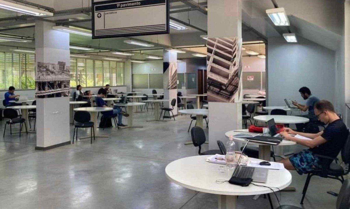 A biblioteca da Face conta com um acervo de mais de 67 mil títulos e 96 mil exemplares e itens especiais -  (crédito: Carla Pedrosa / Biblioteca Universitária)