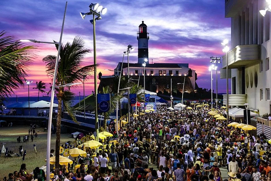 Em Salvador, o Carnaval acontece inteiramente nas ruas. &Eacute; dividido em circuitos, palcos para shows, blocos e camarotes. Os desfiles dos blocos s&atilde;o separados entre as pessoas que acompanham a folia dentro das cordas e quem acompanha do lado de fora, na pipoca. -  (crédito: Cleber Sandes/Divulgação)