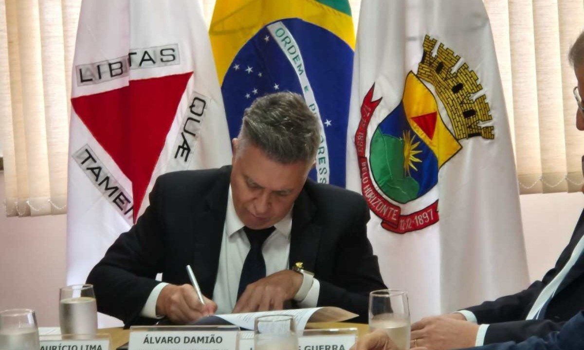 Alvaro Damião assina contrato para construção de 384 unidades habitacionais do Programa Minha Casa Minha Vida -  (crédito: Jair Amaral/EM/D.A Press)