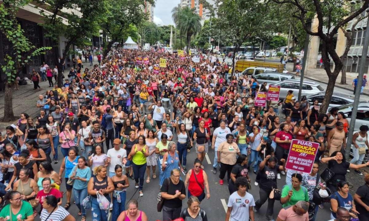 Grupo reuniu professores da educação básica municipal na Avenida Afonso Pena -  (crédito: Jair Amaral/EM/D.A Press)