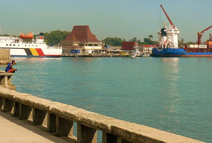 A economia depende da exportaÃ§Ã£o de cafÃ© e petrÃ³leo (na foto, o porto da capital, Dili). A principal atraÃ§Ã£o turÃ­stica Ã© a Ilha de Jaco, para a prÃ¡tica de esportes nÃ¡uticos.  Destaque tambÃ©m para as praias.