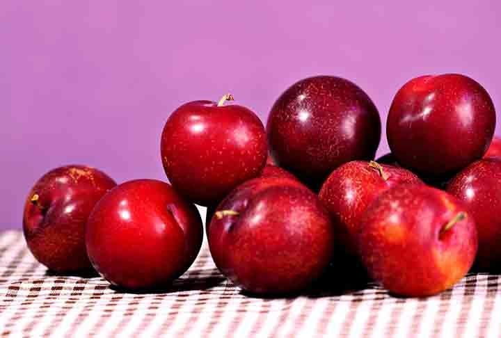 Ameixa: Rica em fibras e sorbitol, que auxiliam na digestão, além de conter antioxidantes e vitamina K, que protege os ossos.