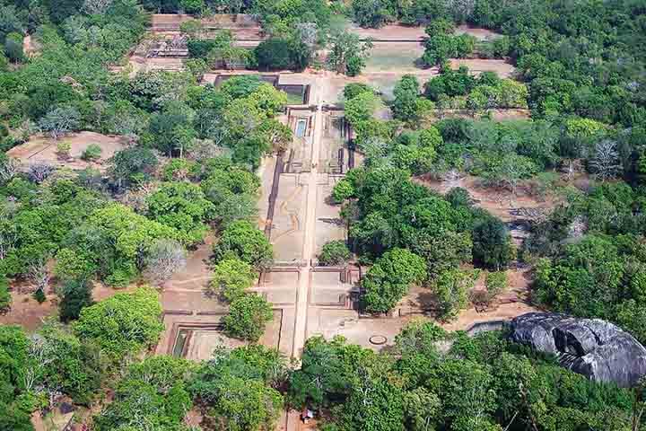 Atualmente, o que resta desse reino parece ter sido completamente absorvido pela natureza, como se a selva tivesse reivindicado seu espaço.