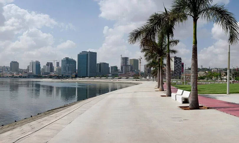  A capital Luanda (foto) também tem belezas naturais. A vizinha, Mussulo, também atrai visitantes pelas praias. O Parque Nacional de Cangadala e a Fenda de Tundavala são paraísos para ecoturistas. 