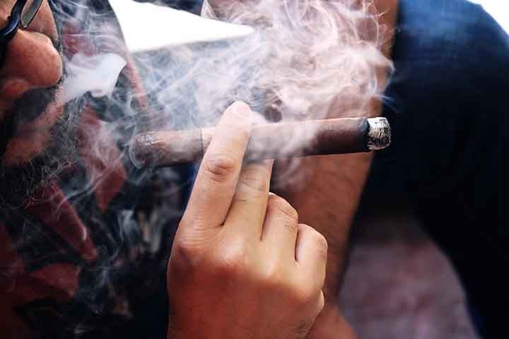 Os charutos contêm mais tabaco que os cigarros e emitem mais substâncias tóxicas quando fumados. Fumantes de charutos estão em risco de doenças respiratórias, câncer de boca e pulmão, já que o ato de fumar charuto geralmente envolve mais tempo de exposição à fumaça e maiores quantidades de nicotina e alcatrão.