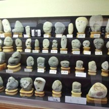 Museu no Japão expõe pedras que parecem rostos - reprodução instagram @Chinsekikan 