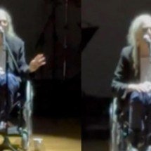 Patti Smith desmaia em apresentação em São Paulo e é retirada de cadeira de rodas
