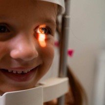 Reflexo branco nos olhos de criança pode ser um sinal grave? - FreePik