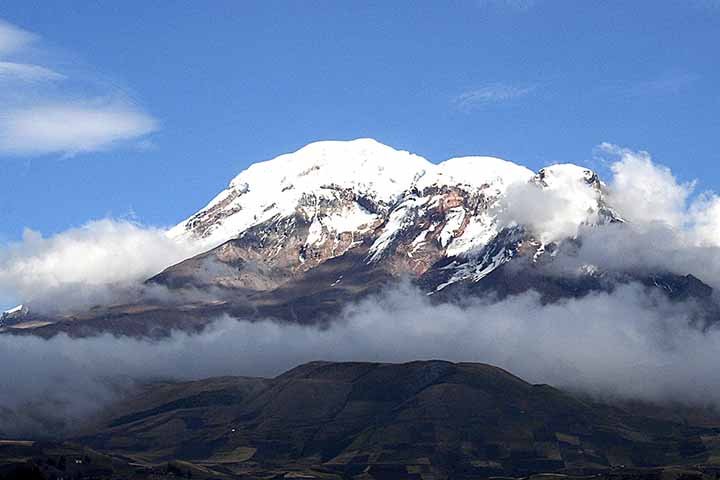 ChimboraÃ§oÂ Ã© umÂ estratovulcÃ£oÂ doÂ Equador, sendo aÂ mais alta montanha do paÃ­s e do mundo, se medida desde o topo atÃ© ao centro da Terra. EstÃ¡ a 6.263 m deÂ altitudeÂ e situa-se perto deÂ Riobamba, a cerca de 180 km ao sul deÂ Quito.
