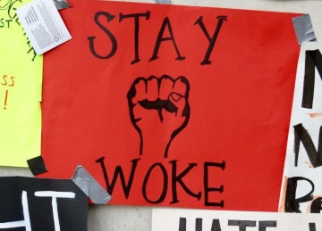Cartaz erguido em manifestação em Los Angeles (EUA) -  (crédito: Flickr/waltarrrrr)