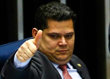  O presidente do Senado, Davi Alcolumbre, conversa com senadores durante sess..o plen..ria para a vota....o do projeto de lei de convers..o da medida provis..ria (MP 893/2019) que transfere o Conselho de Controle de Atividades Financeiras (Coaf) do Minist..rio da Economia para o Banco Central 
     -  (crédito:  Marcelo Camargo/Ag..ncia Brasil)