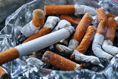 O cigarro é o mais amplamente associado a riscos de saúde, como câncer, doenças cardiovasculares e respiratórias. A inalação direta e contínua da fumaça aumenta significativamente o risco de doenças pulmonares, como enfisema e bronquite crônica, além de doenças cardíacas.
 -  (crédito: - Imagem de Gerd Altmann por Pixabay)