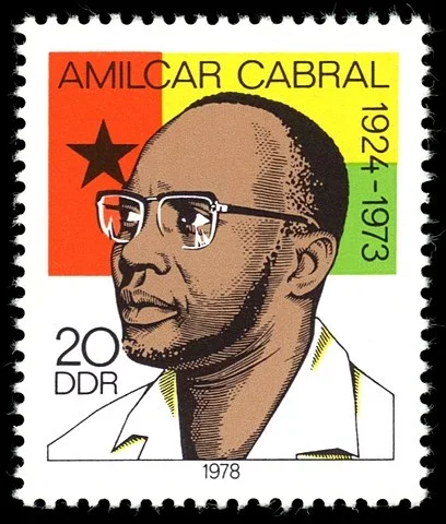 Cabo Verde - SÃ³ conseguiu a independÃªncia, deixando de ser colonizado por Portugal, em 1975.  AmÃ­lcar Cabral (1924-1973), no selo comemorativo, foi figura-chave na libertaÃ§Ã£o, embora tenha morrido antes de ver o paÃ­s livre.