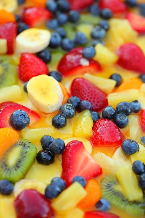Antioxidantes presentes nas frutas combatem os radicais livres e fortalecem o sistema imunológico. Veja algumas frutas que auxiliam na dieta.
