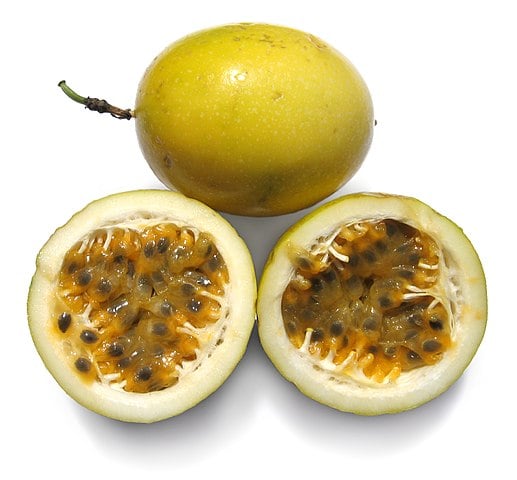 Maracujá: Rico em fibras, vitaminas do complexo B (para energia) e antioxidantes, com propriedades calmantes que também auxiliam no controle emocional durante dietas.
