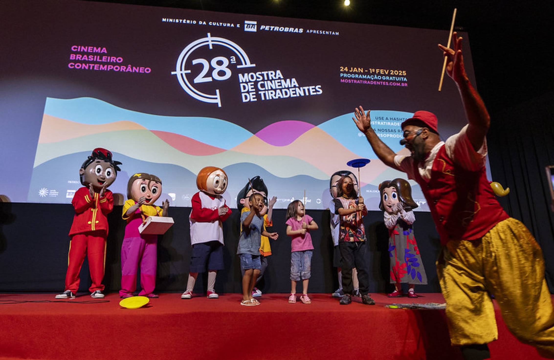 Pessoas fantasiadas como personagens infantis estão no palco da Mostrinha, no festival de cinema de Tiradentes