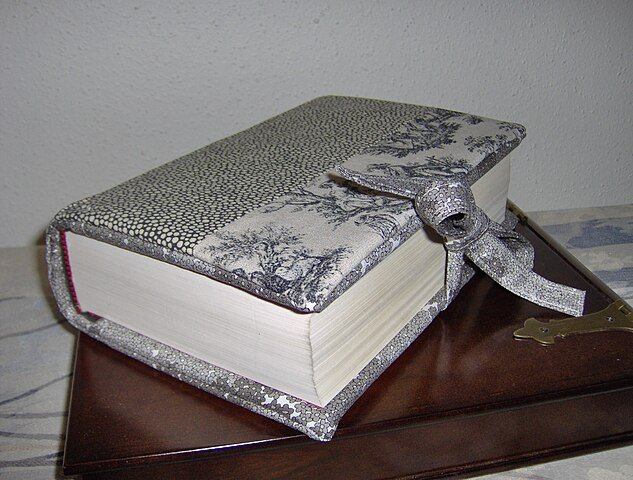 O maior capítulo é o Salmo 119, com 176 versículos, enquanto o menor é o Salmo 117, com apenas dois versículos. O Antigo Testamento tem 929 capítulos, e o Novo Testamento tem 260.