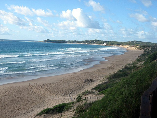 O país, cuja capital é Maputo, fica no sul da África, com longo litoral no Oceano Índico e praias conhecidas, como Tofo (foto), e parques marinhos. Há ilhas que preservam ruínas da era colonial, espécies marinhas e recifes de corais em belas paisagens. 