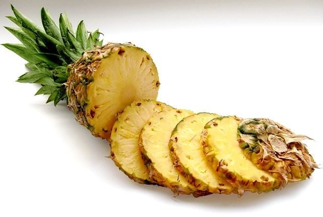 Abacaxi: Contém fibras e bromelina, uma enzima que melhora a digestão de proteínas, além de ser rico em vitamina C e manganês para ossos fortes.

 