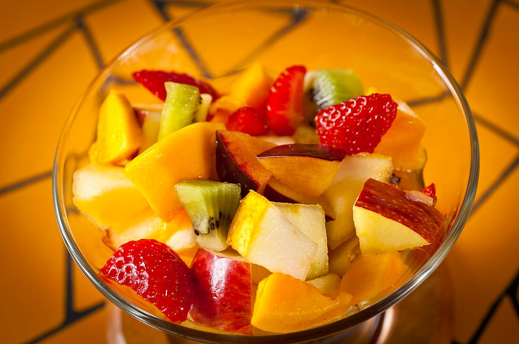 Frutas são ricas em vitaminas A, C, e do complexo B, essenciais para a saúde metabólica. Também fornecem minerais como potássio, magnésio e ferro, importantes para o equilíbrio do organismo. 