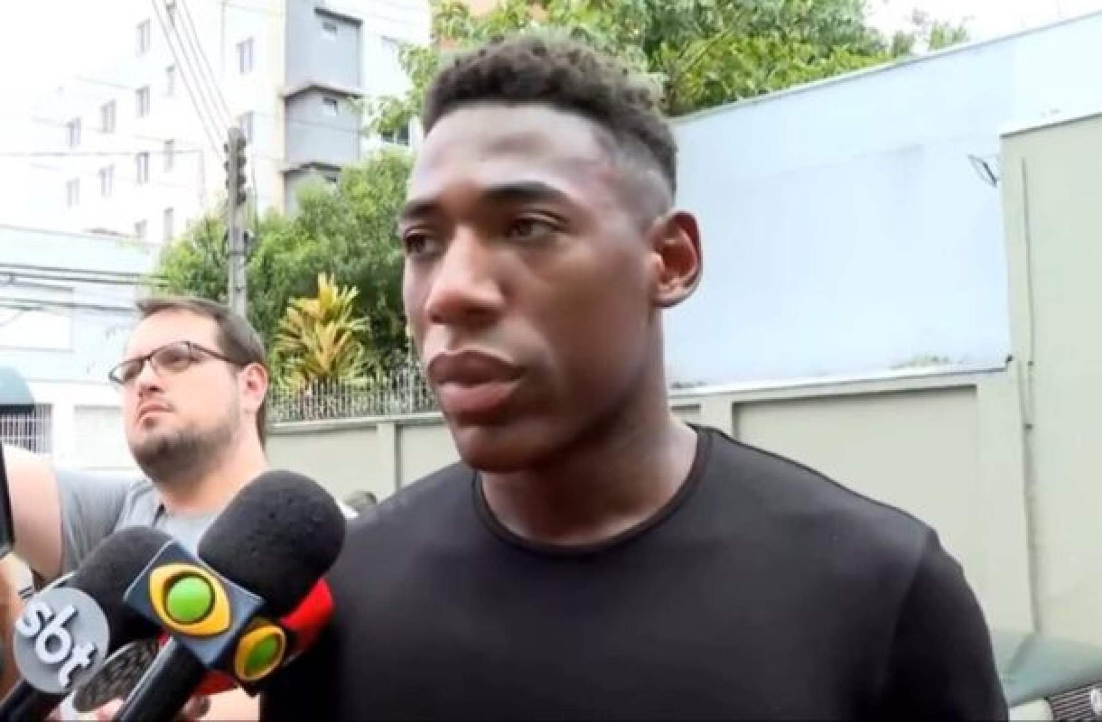 Torcedor do Coritiba é indiciado por injúria racial contra Léo, do Athletico