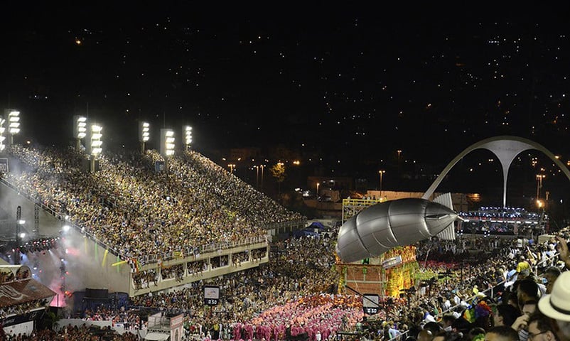 Além disso, os foliões podem curtir outras opções que vão além da Marquês de Sapucaí. As principais ruas da cidade já estão tomadas por diversos blocos, que trazem diferentes estilos de música e muita alegria. 