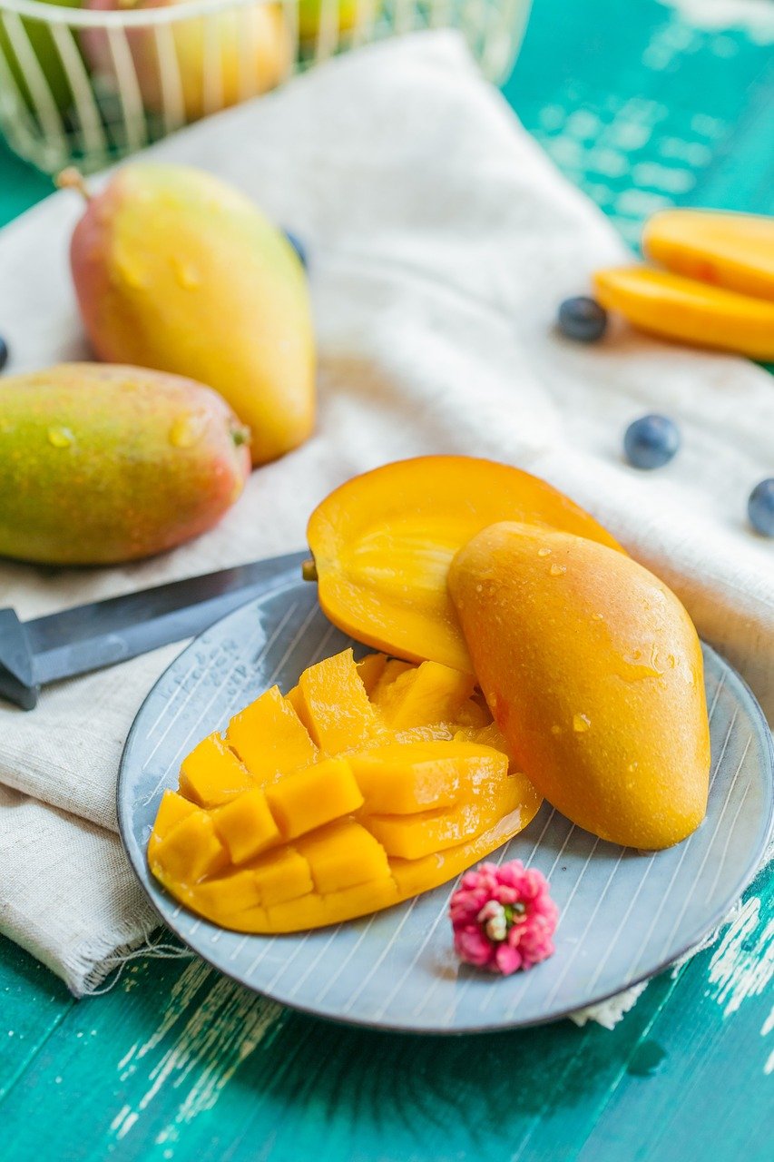 Manga: Fornece fibras, vitaminas A (para a visão) e C (para imunidade), além de antioxidantes como os carotenoides, que previnem envelhecimento celular.
