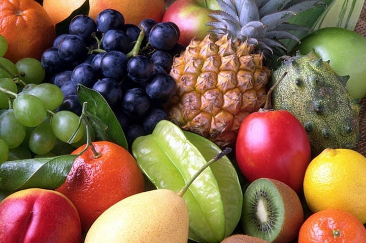 Frutas de baixo índice glicêmico evitam picos de açúcar no sangue, favorecendo a perda de peso. A alta quantidade de fibras auxilia na digestão e regula o apetite. Isso ajuda a manter a energia estável ao longo do dia.
