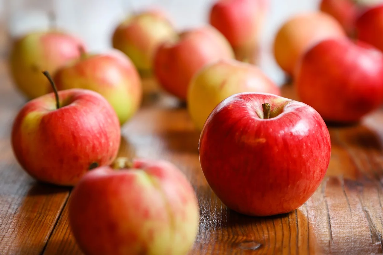 Maçã - Contém fibras solúveis como a pectina, que prolonga a saciedade e regula a glicemia. Baixa em calorias, é uma opção prática para comer entre refeições