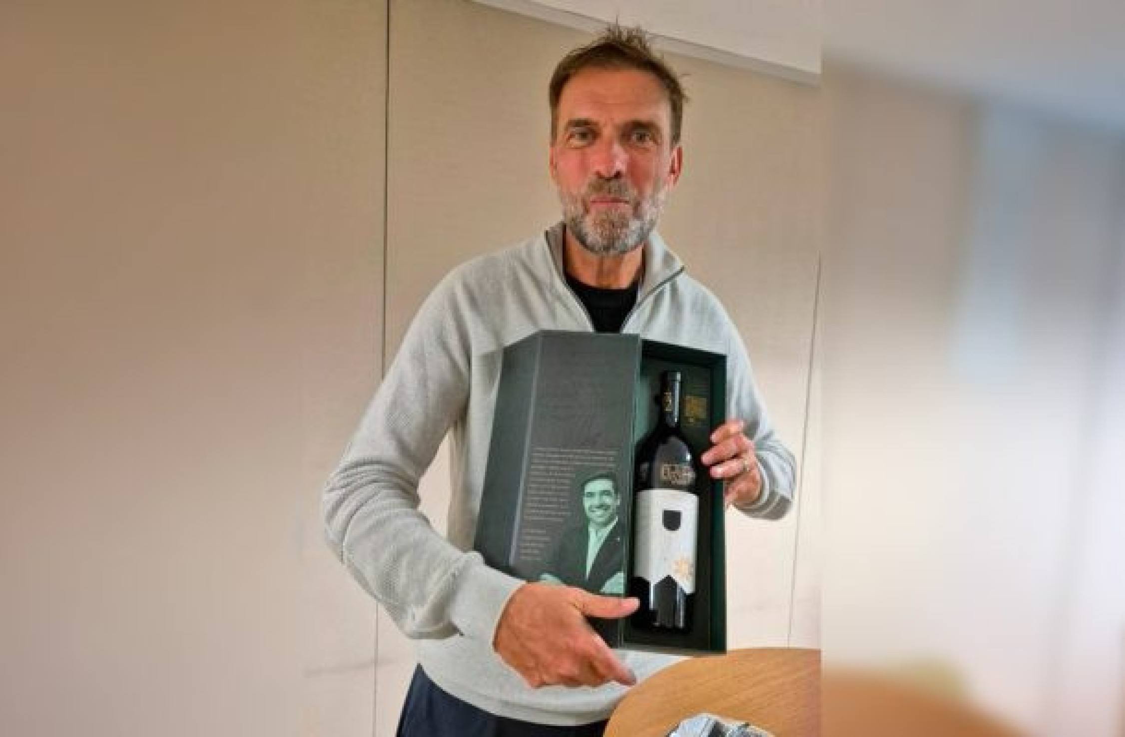 Abel Ferreira presenteou Jürgen Klopp, ex-técnico do Liverpool, com seu vinho