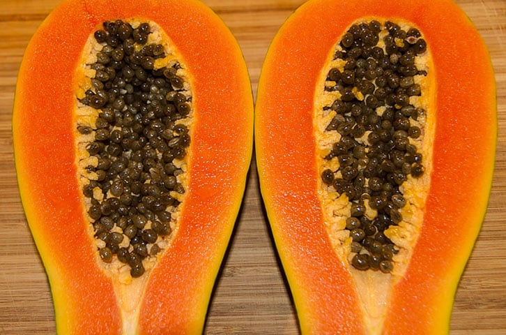 Mamão: Fonte de fibras e papaína, enzima que melhora a digestão, além de vitamina A, C e folato, que ajudam na imunidade e renovação celular.

