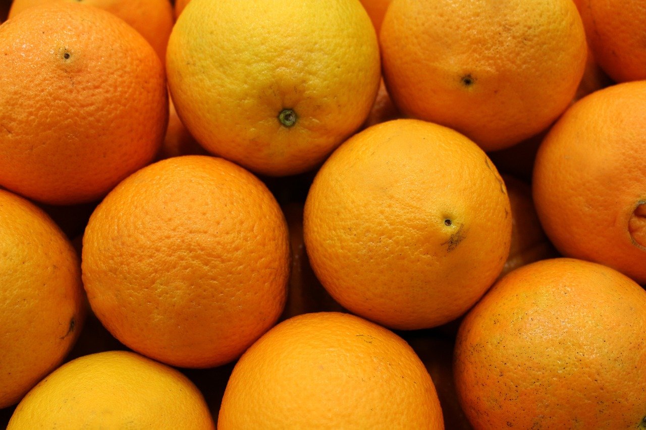 Laranja: Contém fibras solúveis, vitamina C, antioxidantes e ácido fólico, promovendo saciedade, imunidade e saúde cardiovascular. O ideal é comer com bagaço. 

