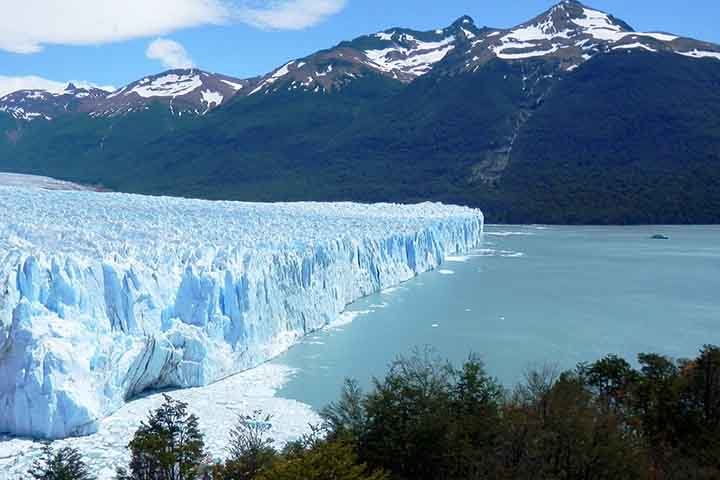 Com 250 km² de extensão, 30 km de comprimento e 74 metros de altura acima da superfície do Lago Argentino, Perito Moreno é uma das 48 geleiras alimentadas pelo Campo de Hielo Sur, a terceira maior reserva de água doce do mundo. 