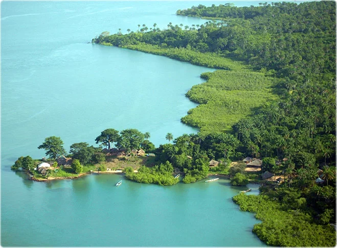 O país fica na Costa Oeste do norte da África. Seu maior destaque é o Arquipélago dos Bijagós, com 88 ilhas e ilhéus. Desde 1996 ele está na lista da Unesco como reserva da Biosfera. Paisagens incríveis e ótima infraestrutura para turismo.