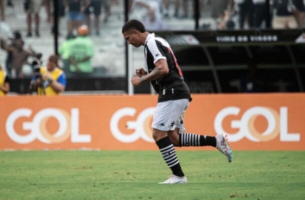 MATEUS CARVALHO - Visivelmente fora de ritmo. Errou inúmeros passes, além de chegar atrasado em vários momentos. NOTA 3,0. Foto: Leandro Amorim/Vasco