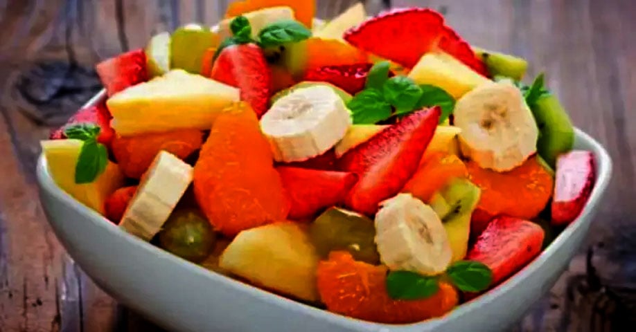 As fibras das frutas retardam a digestão, mantendo a sensação de saciedade por mais tempo. O consumo de frutas também reduz a vontade de comer alimentos calóricos e processados. Assim, ajudam a evitar excessos nas refeições seguintes.
