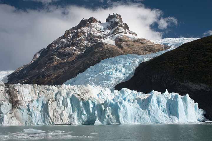 Suas paredes, as mais altas de todas as geleiras, chegam a 135 metros de altura e se estendem por 1,5 km. O Spegazzini cobre uma área de 66 km2. 
