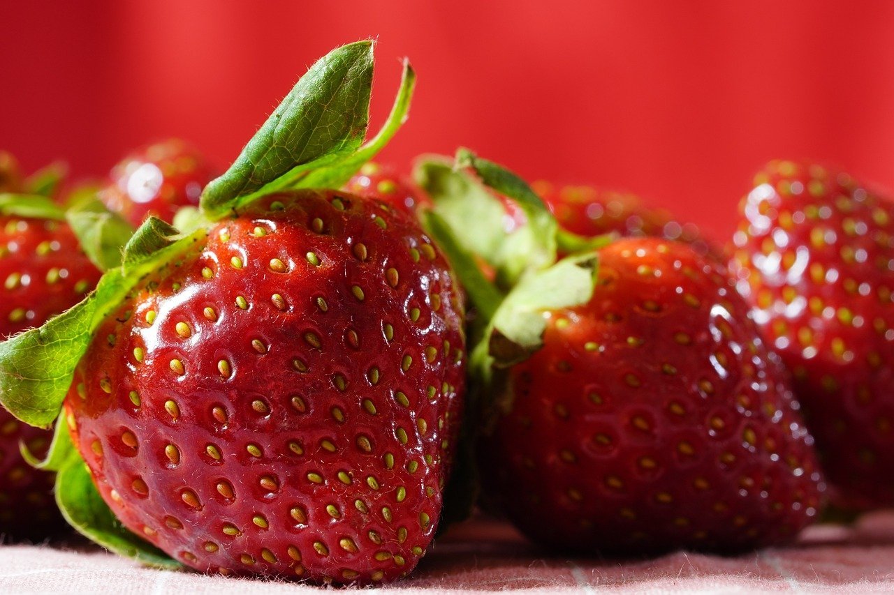 O morango possui apenas cerca de 30 calorias por 100g, sendo ideal para quem busca emagrecer sem abrir mão de um alimento doce e saboroso. Seu baixo índice glicêmico ajuda a evitar picos de açúcar no sangue.
