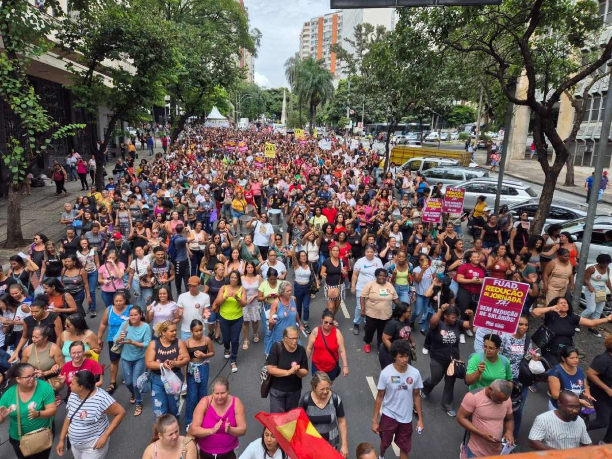 BH: servidores fecham pista da Avenida Afonso Pena contra escala 6x1