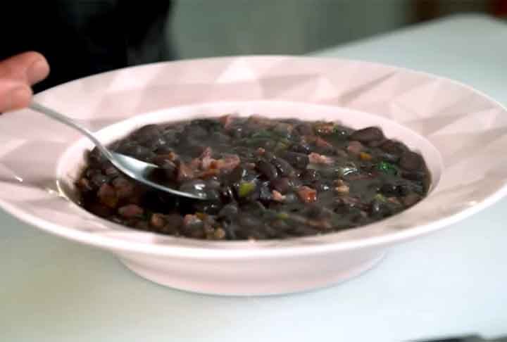 Mais famosa fonte de ferro não heme entre os vegetais, o feijão também contém cálcio, magnésio, fibras, proteínas e vitaminas do complexo B. Ajuda a evitar o cansaço e alterações no humor, previne cãibras e outros desconfortos musculares.