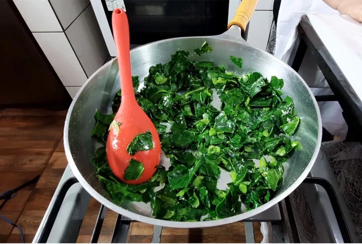 O segundo, por sua vez, pode ser encontrado nas fontes vegetais como folhas verdes-escuras, cereais, sementes e leguminosas. Ele exige um esforço maior do corpo para absorvê-lo e precisa ser consumido em maior quantidade.