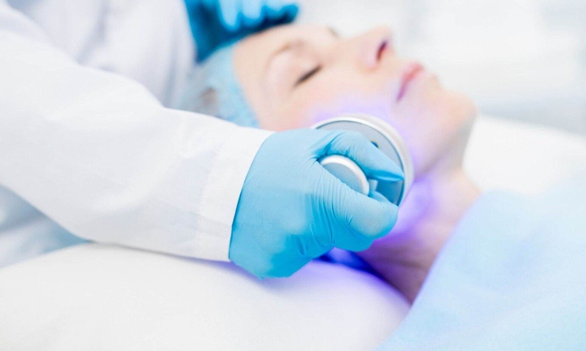 O laser fracionado utiliza luz para penetrar nas camadas mais profundas da pele, ajudando a corrigir cicatrizes profundas e manchas -  (crédito: Pressfoto/FREEPIK)