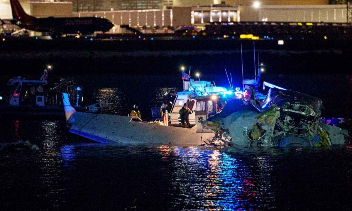  Destroços do avião e do helicóptero no Rio Potomac, perto do Aeroporto Ronald Reagan, em Washington -  (crédito: Andrew Harnik / GETTY IMAGES NORTH AMERICA / Getty Images via AFP)