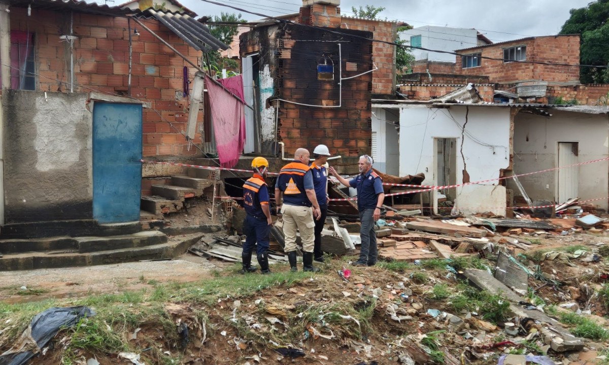 Defesa civil e o secretário de obras no local de desabamento de casas em Santa Luzia -  (crédito: Jair Amaral/EM/D.A Press)