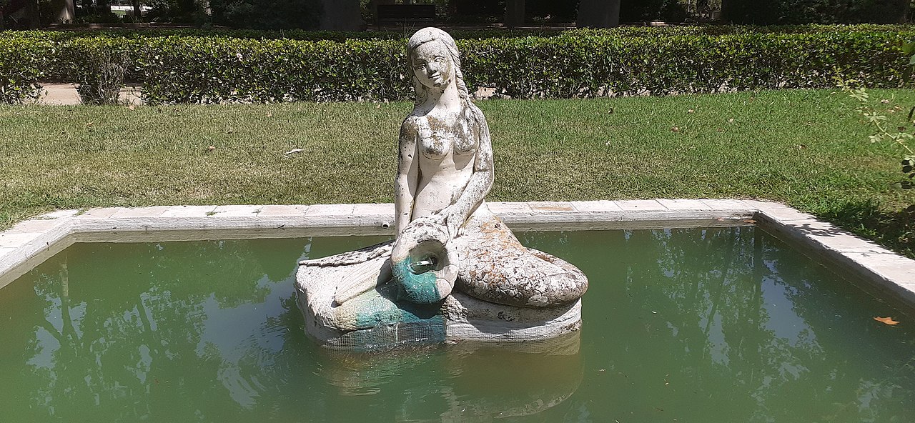 Fonte da Sereia - É uma fonte instalada no Parque dos Campos Elísios, em Lérida, na Espanha. Uma crisálida foi removida em 1982 porque estava deteriorada, e uma sereia foi colocada em seu lugar sobre uma pedra na água e numa concha.