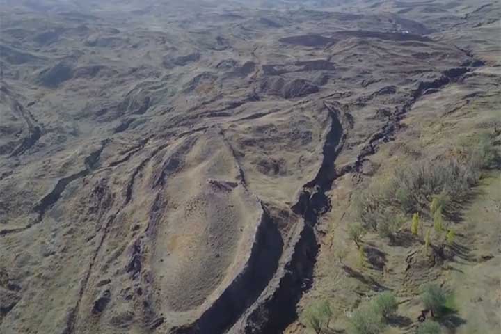 Um exemplo Ã© o Dr. Andrew Snelling, Ph.D. da Universidade de Sydney (AustrÃ¡lia), que afirma que o Monte Ararat nÃ£o pode ser o local onde a arca jaz, pois ele teria se formado apÃ³s o fim do dilÃºvio.