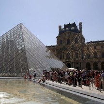 Pirâmide de vidro em frente ao Museu do Louvre, em Paris