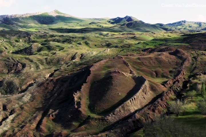 Segundo a Bíblia, a arca teria parado no Monte Ararat, na Turquia. A formação geológica que seria a arca está no distrito de Do?ubayaz?t, em A?r?, e vem sendo cotada como sendo a arca desde sua descoberta, em 1956.