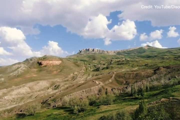 Desta forma, a Terra teria ficado cerca de 150 dias submersa até o topo das maiores montanhas do planeta, e, além, dos presentes na Arca, apenas os peixes sobreviveram.