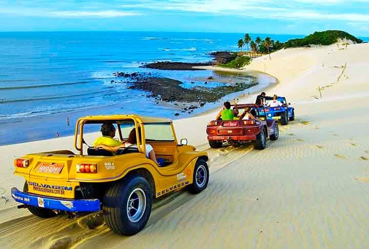 Praia de Genipabu – Extremoz, Rio Grande do Norte - Rodeada por dunas de areia fina e amarelada, é famosa pelo 